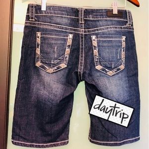 Buckle DAYTRIP Virgo Bermuda’s!